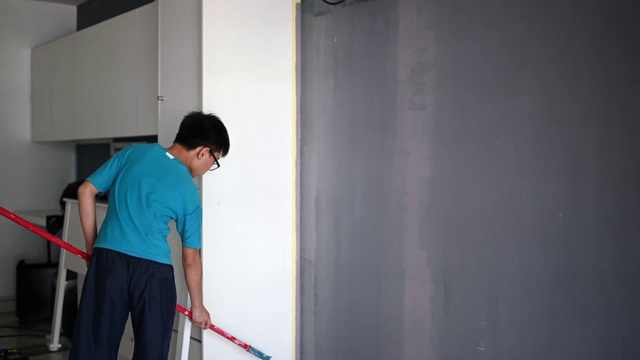 亚裔华人家庭成员帮父亲粉刷房子视频素材