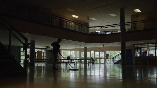 管理员在空旷的学校大厅里扫地视频下载