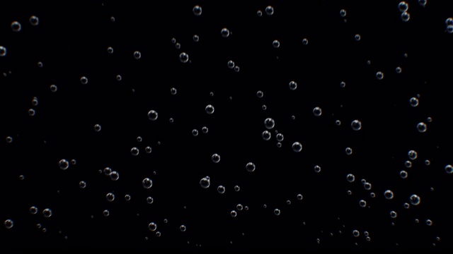 苏打水特写，罕见的气泡开始上升在慢动作。3d动画碳酸水气泡在宏观。黑白背景。视频素材