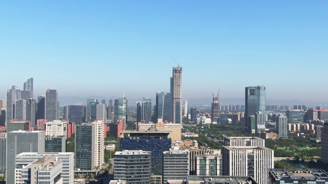 蓝天的现代城市鸟瞰图视频素材