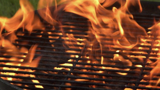 火焰从炙热的木炭烤架上喷射出来视频素材