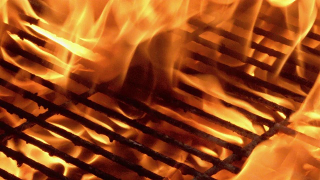 火焰从炙热的木炭烤架上喷射出来视频素材
