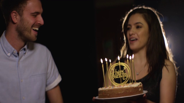 年轻人收到生日蛋糕视频下载