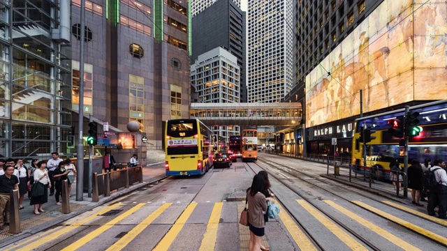 香港金融区的时间流逝，商务人士和通勤者在繁忙时间过马路视频素材