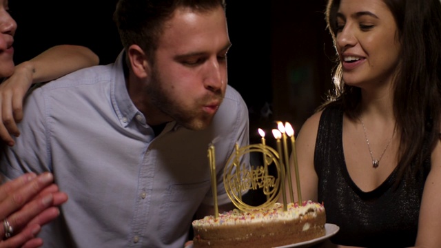 年轻人吹灭生日蛋糕蜡烛视频下载