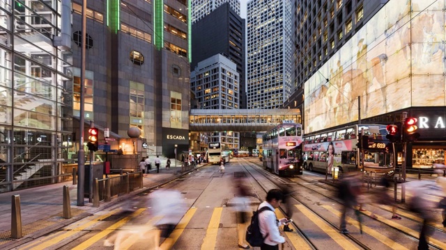 香港金融区的时间图，繁忙时段，商界人士和通勤者正过马路视频素材