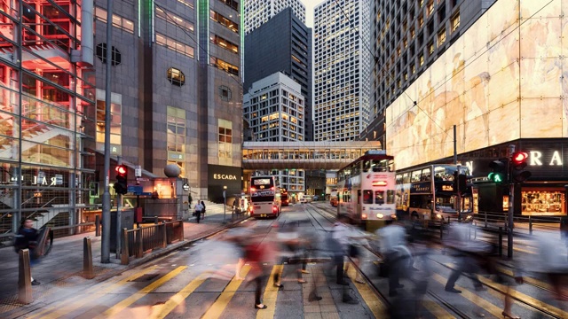 TL/ZI/PD放大香港金融区的时间流逝，商务人士和通勤者在繁忙时间过马路视频素材
