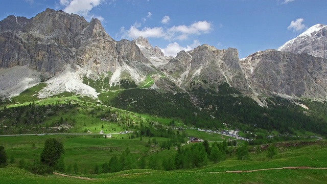 鸟瞰图。飞过Dolomites阿尔卑斯山脉，经过Falzarego意大利视频下载