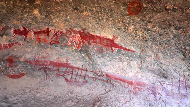 赤柱岛大堡礁岩洞中红色岩画的淘金镜头视频下载