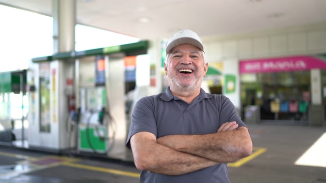一位老人在加油站给汽车加油的肖像视频下载