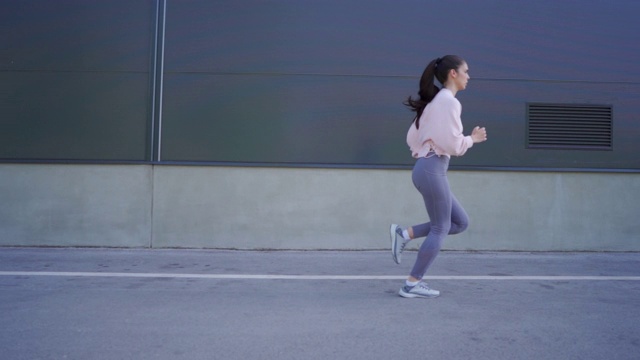运动和美丽的女人在户外锻炼视频下载