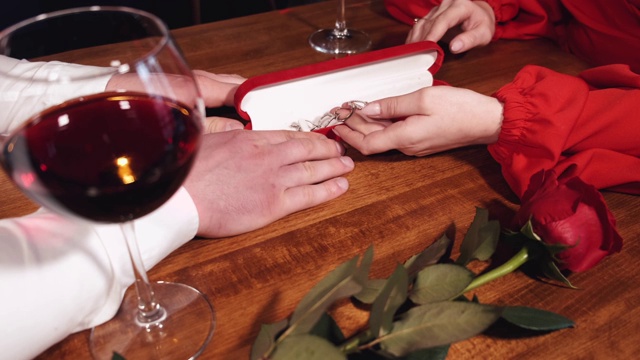剪裁的观点，男性的手握礼物的女人视频下载