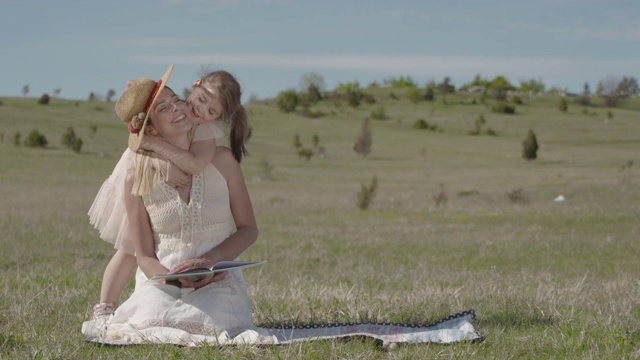 年轻的母亲和她的女儿享受在自然公园- S LOG2视频下载