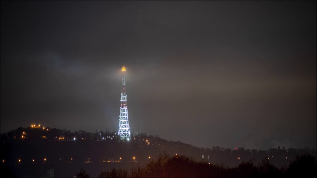 美丽的夜晚时光流逝:被暴风雨笼罩的电视塔。4 k视频素材