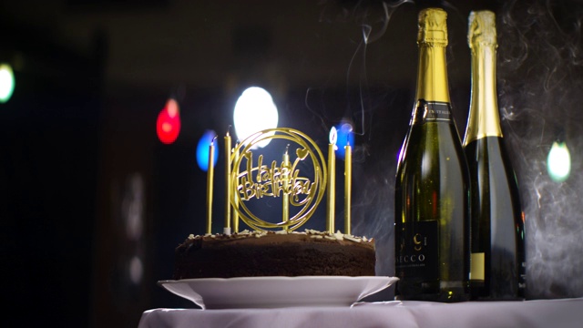 桌子上吹灭蜡烛的生日蛋糕视频下载