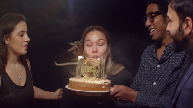女人吹灭生日蛋糕蜡烛视频下载