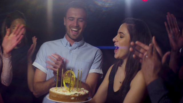 男人微笑着吹灭生日蛋糕蜡烛视频素材