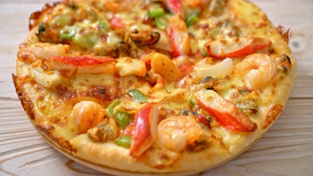 海鲜(虾，章鱼，贻贝和蟹)披萨在木托盘视频素材