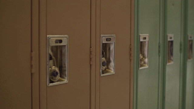 空荡荡的学校走廊上有储物柜视频素材