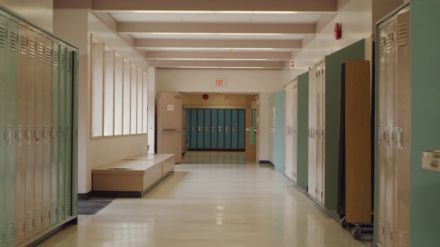 空荡荡的学校走廊上有储物柜视频下载