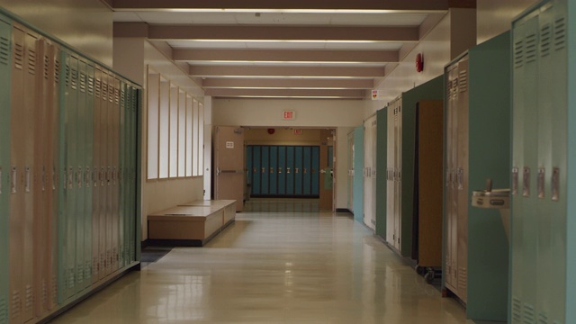 空荡荡的学校走廊上有储物柜视频素材