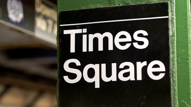 纽约地铁站台的时代广场标志，4K慢镜头，60帧/秒视频下载