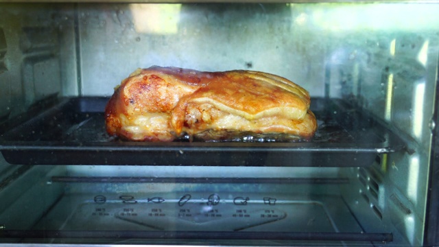 在电炉烤盘上烤猪肉的特写。视频下载