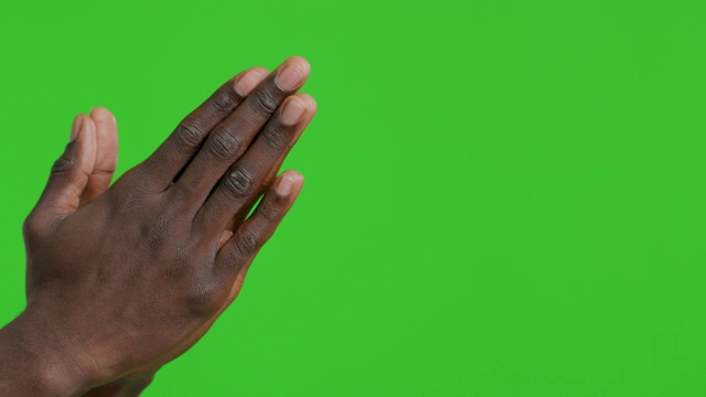 非洲男性手势v-sing，大拇指向上，乞求和恳求视频素材