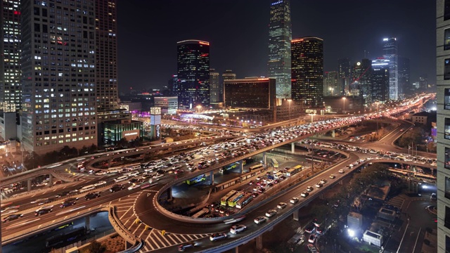 北京金融区繁忙的十字路口，繁忙的交通和通勤者视频素材