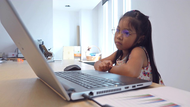 小女孩享受手提电脑。你自己在家里。视频素材