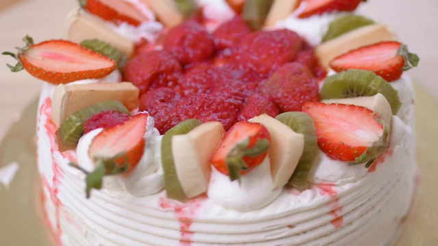 香草蛋糕，涂上奶油，饰以草莓片和猕猴桃。视频下载
