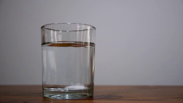 维生素C滴在一杯水中视频素材