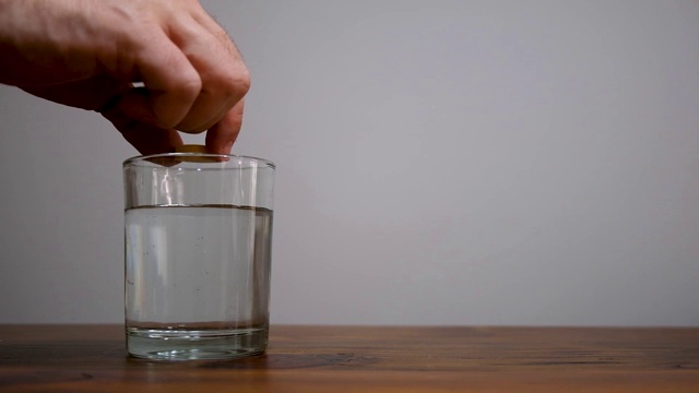 维生素C滴在一杯水中视频素材