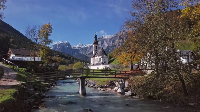 德国巴伐利亚阿尔卑斯，拉姆绍，贝希特斯加登，著名的圣塞巴斯蒂安教区教堂附近的步行桥。视频下载