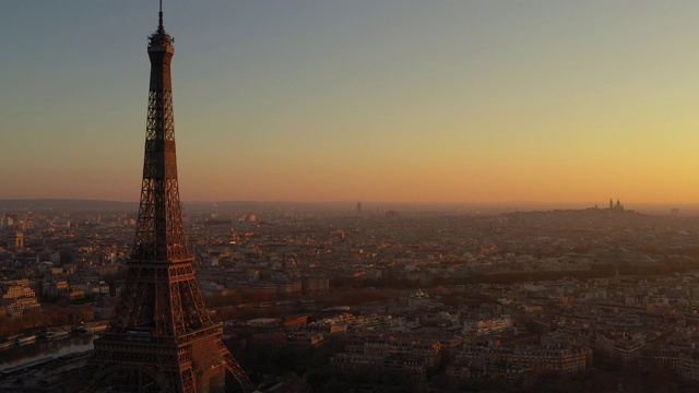 空中俯瞰飞过埃菲尔铁塔的法国巴黎，日出视频素材