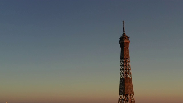 鸟瞰图法国巴黎绕埃菲尔铁塔飞行，日出视频素材