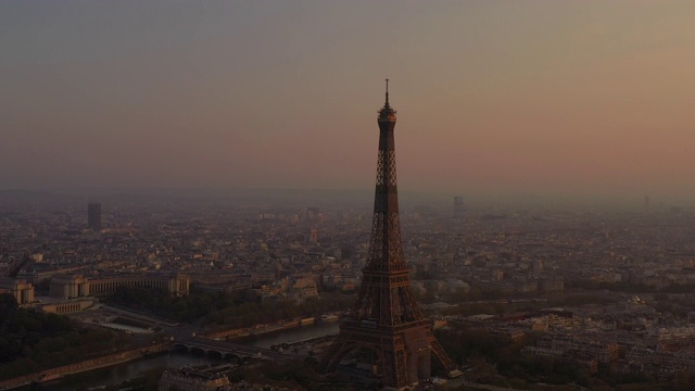 鸟瞰图飞过法国巴黎，看埃菲尔铁塔，日出视频素材