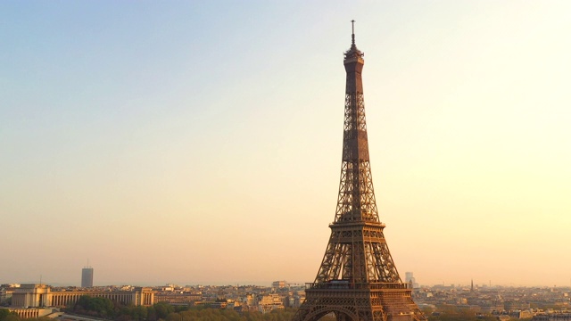 鸟瞰图法国巴黎绕埃菲尔铁塔飞行，日出视频素材