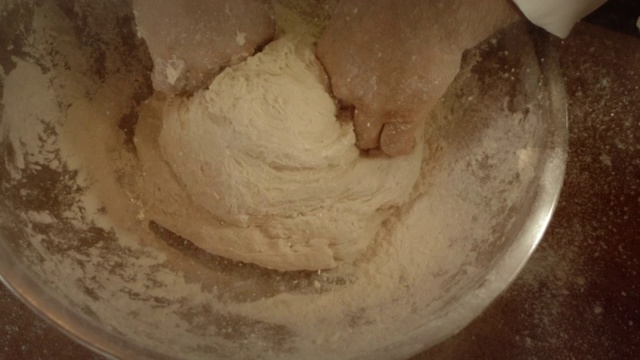 斯洛莫顺序烘焙师搅拌面团视频素材