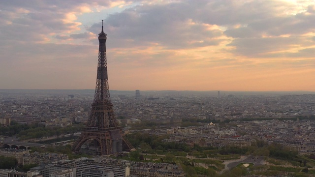 鸟瞰图飞过埃菲尔铁塔后，法国巴黎日出视频素材