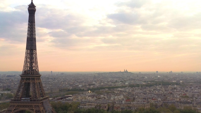 空中俯瞰飞过埃菲尔铁塔的法国巴黎，日出视频素材