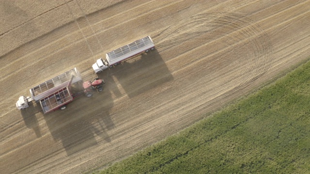 谷物运输车的空中飞行视频素材