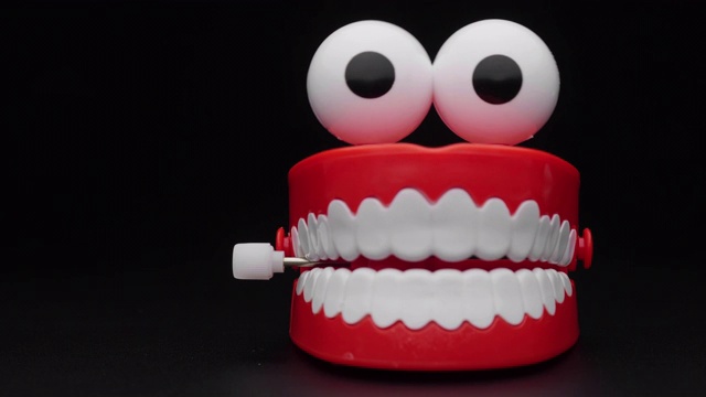 玩具的牙齿。移动有趣的牙齿模型玩具。视频素材