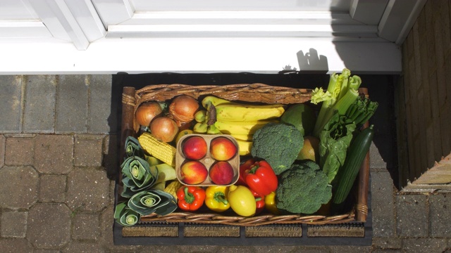 水果和蔬菜箱送货上门的俯视图。视频素材
