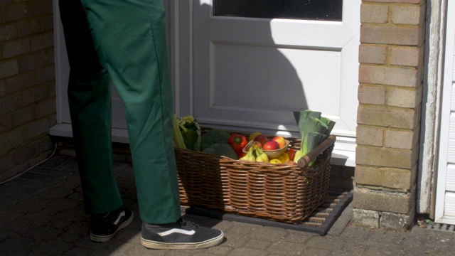 水果和蔬菜的盒子被送到家里。视频素材