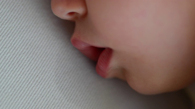 婴儿睡觉特写微距脸。男婴在午睡时流口水视频素材