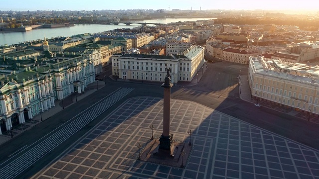 春天阳光明媚的早晨，圣彼得堡。视频下载