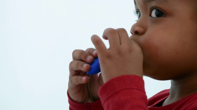 非裔美国小男孩在吹气球视频下载