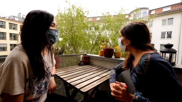 朋友们戴着面具在家聊天视频下载