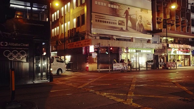 香港，一辆有轨电车在夜间行驶视频下载